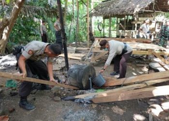 Aparat Polres Pohuwato saat membongkar oabrik minuman keras jenis cap w. Foto:Istimewa.