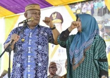 Gubernur Gorontalo Rusli Habibie bersama Istri Idah syahidah mencontohkan ‘salam corona’ di depan masyarakat pada kegiatan baksos NKRI Peduli di Desa Bandungan Kecamatan Bulango Utara, Kabupaten Bone Bolango, Jumat (13/03/2020). Foto : Salman/Humas.