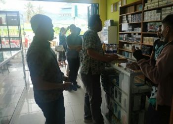 Aparat Polres Gorontalo Kota saat melakukan sidak alat kesehatan di salah satu apotik di Kota Gorontalo, Minggu (29/3/2020)