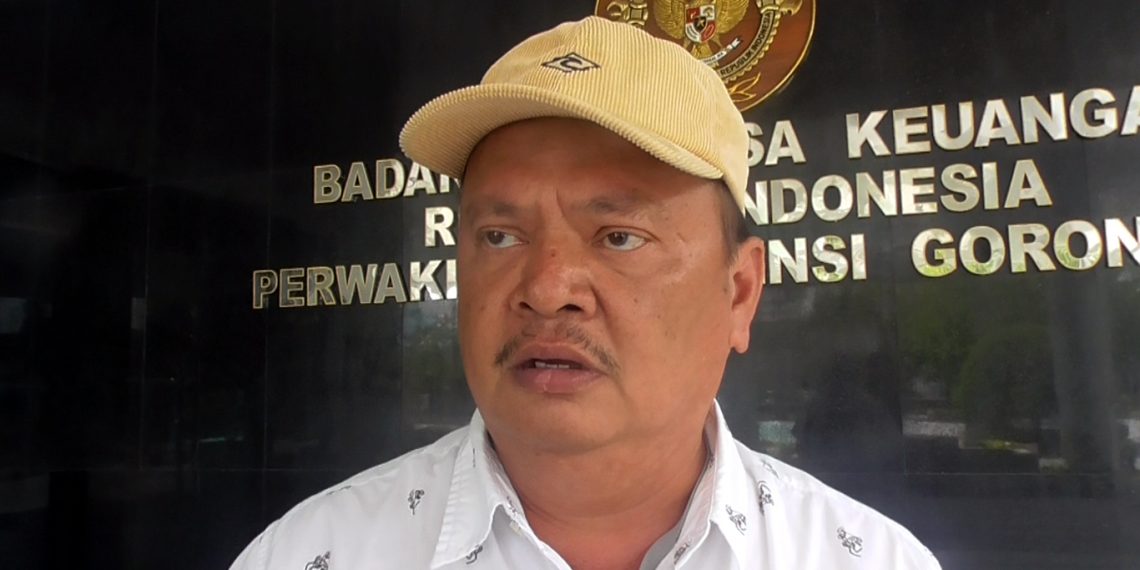 Ketua LSM Merdeka, Imran Nento, saat mendatangi kantor BPK RI Perwakilan Gorontalo, Senin (2/3/2020). Foto: Lukman Polimengo.