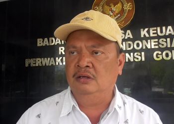 Ketua LSM Merdeka, Imran Nento, saat mendatangi kantor BPK RI Perwakilan Gorontalo, Senin (2/3/2020). Foto: Lukman Polimengo.