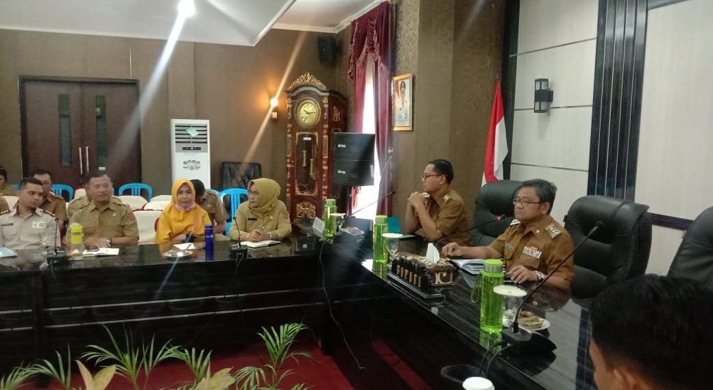 Bupati Gorontalo Utara, Indra yasin saat memimpin rapat bersama OPD.