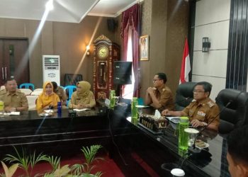 Bupati Gorontalo Utara, Indra yasin saat memimpin rapat bersama OPD.