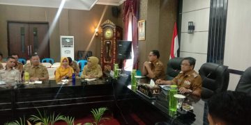 Bupati Gorontalo Utara, Indra yasin saat memimpin rapat bersama OPD.