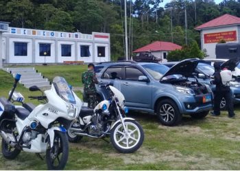 Personil Lanal Melonguane saat melakukan penyemprotan cairan desinfektan di seluruh fasilitas dan kendaraan. Foto: Dispen Lantamal VIII Manado.