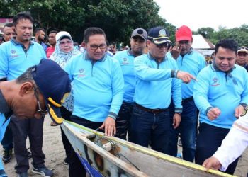 Wali Kota Gorontalo Marten A. Taha, bersama Kepala KSOP Klas III Gorontalo saat melakukan pengukuran salah satu peralatan milik nelayan.