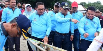 Wali Kota Gorontalo Marten A. Taha, bersama Kepala KSOP Klas III Gorontalo saat melakukan pengukuran salah satu peralatan milik nelayan.