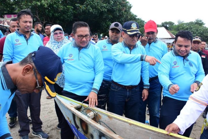 Wali Kota Gorontalo Marten A. Taha, bersama Kepala KSOP Klas III Gorontalo saat melakukan pengukuran salah satu peralatan milik nelayan.