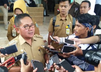 Wali Kota Gorontalo, Marten Taha, saat memberikan keterangan kepada awak media. Foto: Lukman Polimengo.