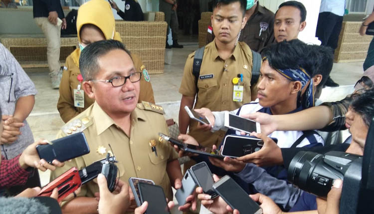 Wali Kota Gorontalo, Marten Taha, saat memberikan keterangan kepada awak media. Foto: Lukman Polimengo.