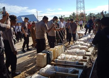 Kapolda Gorontalo bersama Forkopimda Pohuwato, memusnahkan 15 ton minuman jeras jenis cap tikus. Foto: Humas Polda Gorontalo.