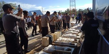 Kapolda Gorontalo bersama Forkopimda Pohuwato, memusnahkan 15 ton minuman jeras jenis cap tikus. Foto: Humas Polda Gorontalo.