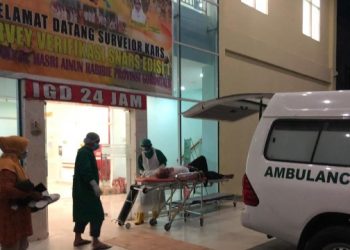 Pasien yang diduga terjangkit corona saat dirujuk di RSUD A;oei Saboe, Kota Gorontalo. Foto: Istimewa.