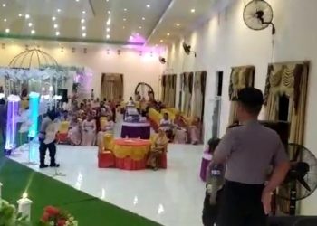 Polres Gorontalo Utara membubarkan resepsi pernikahan yang digelar di salah satu balai pertemuan di Desa Titidu, Kecamatan Kwandang, Kabupaten Gorontalo Utara, Selasa (24/03), pukul 23:00 Wita.