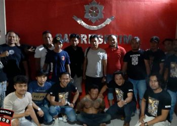 RS (tengah), pelaku pencurian telepon genggam dan uang tunai, saat diamankan tim resmob Polda Gorontalo