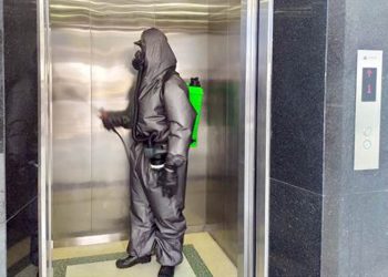 Personel Detasemen Gegana dari Satuan Brimob Polda Gorontalo melakukan penyemprotan desinfektan kesejumlah fasilitas di Bandara Internasional Djalaludin Gorontalo dalam rangka pencegahan penyebaran virus korona. (foto istimewa)