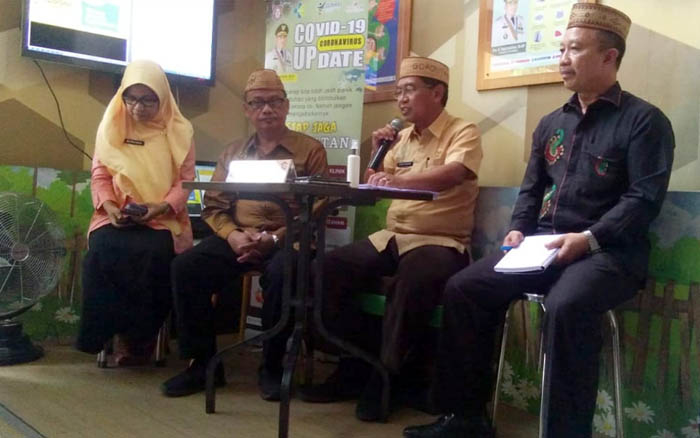 Juru bicara Gugus Tugas Corona Virus Desealer (Covid-19) Provinsi Gorontalo, Darda Daraba saat memberikan keterangan pers terkait virus corona di Gorontalo, Kamis (19/3/2020). Foto: Lukman Polimengo.