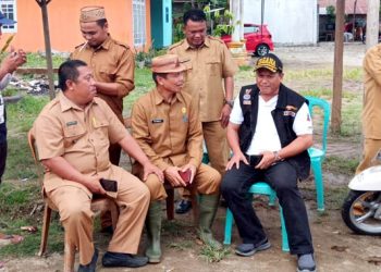Kepala Dinas Sosial Provinsi Gorontalo, Risjon Sunge (rompi hitam) bersama Kadis Sosial Kab Gorontalo dan beberapa kades saat di lokasi bencana bongo ngo'ayu posko Dinsos Provinsi Gorontalo.