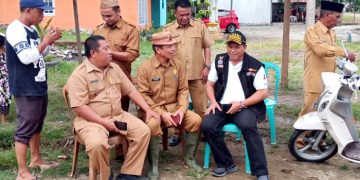 Kepala Dinas Sosial Provinsi Gorontalo, Risjon Sunge (rompi hitam) bersama Kadis Sosial Kab Gorontalo dan beberapa kades saat di lokasi bencana bongo ngo'ayu posko Dinsos Provinsi Gorontalo.