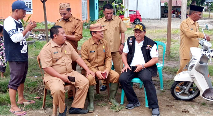 Kepala Dinas Sosial Provinsi Gorontalo, Risjon Sunge (rompi hitam) bersama Kadis Sosial Kab Gorontalo dan beberapa kades saat di lokasi bencana bongo ngo'ayu posko Dinsos Provinsi Gorontalo.