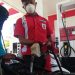 Operatu salah satu SPBU di Kota Gorontalo yang sudah dilengkapi dengan alat pelindung diri berupa masker dan sarung tangan. Foto: Lukman Polimengo.