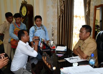 Sekertaris Daerah Kabupaten Gorontalo Utara, Ridwan Yasin, saat diwawancarai awak media.