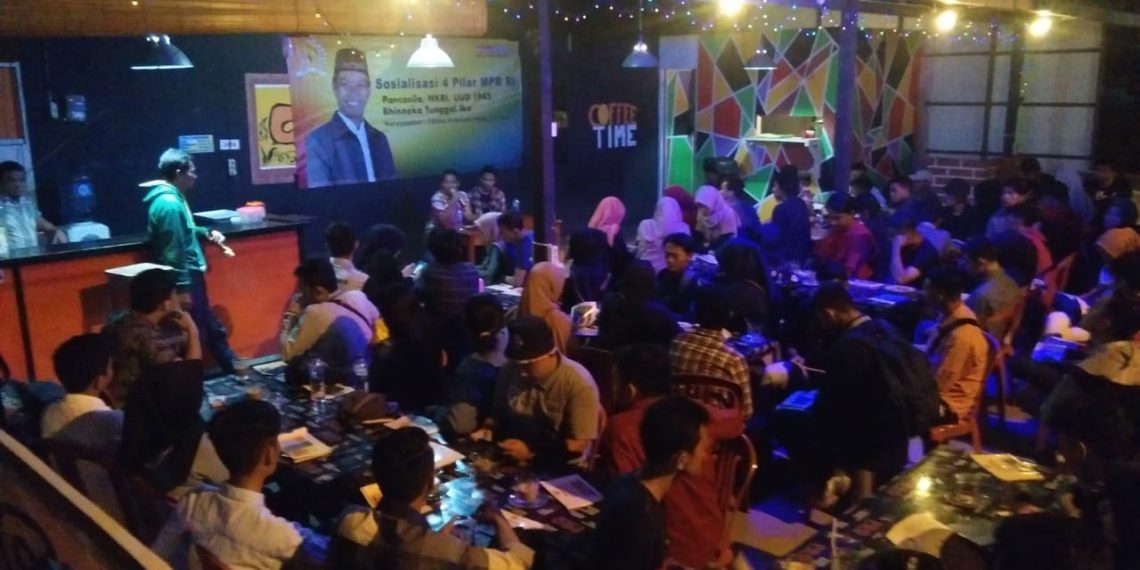 Elnino M. Husein Mohi, Anggota DPR RI periode 2019 -2024, saat kegiatan Sosialisasi 4 Pilar, yang digelar di Café UTI, Kota Gorontalo, Sabtu (14/3/2020).