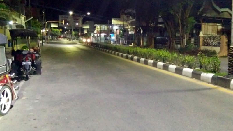 Suasana lenggang di salah satu jalan di Kota Gorontalo, pasca dikeluarkannya Maklumat Kapolri tentang upaya pencegahan wabah virus corona.Foto: Lukman Polimengo.