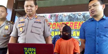 Kapolres Bonebolango, AKBP Suka Irawanto didampingi Kasat Reskrim IPTU Laode Arwansyah, saat memberikan keterangan pers terkait kasus penyebaran foto dan video tanpa busana di sosial media.