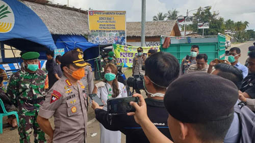 Wakapolda Gorontalo Kombes Pol Drs. Jaya Subriyanto, diwawancarai usai melaksanakan pengecekan kegiatan gugus tugas di pos perbatasan antar provinsi, d Kabupaten Pohuwato, Senin (30/3/2020).