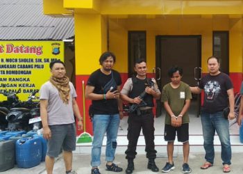 Tim Reserse Mobile (Resmob) Polda Gorontalo bersama Tim Reskrim Polsek Palu Barat Polda Sulawesi Tengah berhasil menangkap Aspar (kaos hijau), oknum pegawai salah satu perusahaan BUMN yang melakukan tindak penipuan.