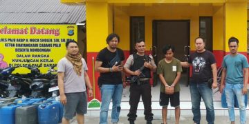 Tim Reserse Mobile (Resmob) Polda Gorontalo bersama Tim Reskrim Polsek Palu Barat Polda Sulawesi Tengah berhasil menangkap Aspar (kaos hijau), oknum pegawai salah satu perusahaan BUMN yang melakukan tindak penipuan.