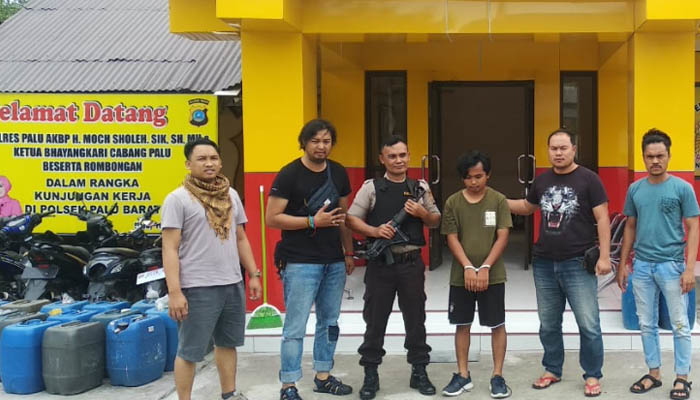 Tim Reserse Mobile (Resmob) Polda Gorontalo bersama Tim Reskrim Polsek Palu Barat Polda Sulawesi Tengah berhasil menangkap Aspar (kaos hijau), oknum pegawai salah satu perusahaan BUMN yang melakukan tindak penipuan.