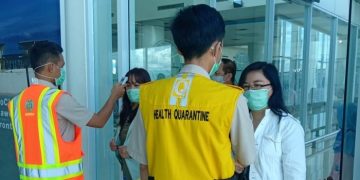 Petugas kesehatan KKP Bandara Djalaludin Gorontalo, saat melakukan pemeriksaan. Foto: Dokumentasi KKP Bandara Djalaludin.
