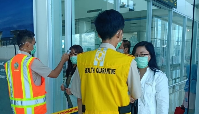 Petugas kesehatan KKP Bandara Djalaludin Gorontalo, saat melakukan pemeriksaan. Foto: Dokumentasi KKP Bandara Djalaludin.