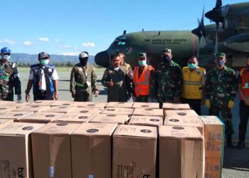 Sebanyak 4o koli Alat Pelindung Diri (APD) dan 2 koli masker tiba di bandara Jalaludin Gorontalo, Jumat (10/4/2020). Foto: Pentak Lanud Sam Ratulangi