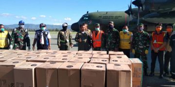 Sebanyak 4o koli Alat Pelindung Diri (APD) dan 2 koli masker tiba di bandara Jalaludin Gorontalo, Jumat (10/4/2020). Foto: Pentak Lanud Sam Ratulangi