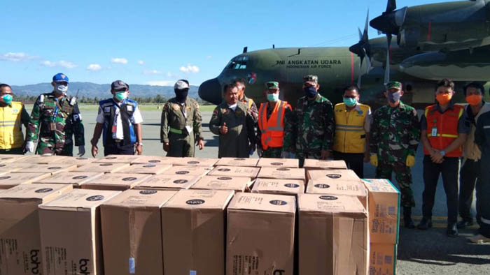 Sebanyak 4o koli Alat Pelindung Diri (APD) dan 2 koli masker tiba di bandara Jalaludin Gorontalo, Jumat (10/4/2020). Foto: Pentak Lanud Sam Ratulangi