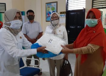 Anggota DPRD Kota Gorontalo dari Fraksi partai Gerindra, Masni Dubaili menyerahkan bantuan Alat Pelindung Diri ke Puskesmas Pilolodaa, Kecamatan Kota Barat, Kota Gorontalo, Senin (13/4/2020).