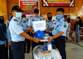 Kantor Wilayah (Kanwil) Kementerian Hukum dan HAM (Kemenkum HAM) Gorontalo melalui Lembaga Pemasyarakatan Kelas II A Kota Gorontalo menerima bantuan sebanyak 23 Alat Pelindung Diri (APD) dari Pemerintah Pusat, sebagai upaya penanganan wabah corona dilingkungan Lembaga Pemasyarakatan (Lapas).