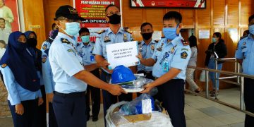 Kantor Wilayah (Kanwil) Kementerian Hukum dan HAM (Kemenkum HAM) Gorontalo melalui Lembaga Pemasyarakatan Kelas II A Kota Gorontalo menerima bantuan sebanyak 23 Alat Pelindung Diri (APD) dari Pemerintah Pusat, sebagai upaya penanganan wabah corona dilingkungan Lembaga Pemasyarakatan (Lapas).