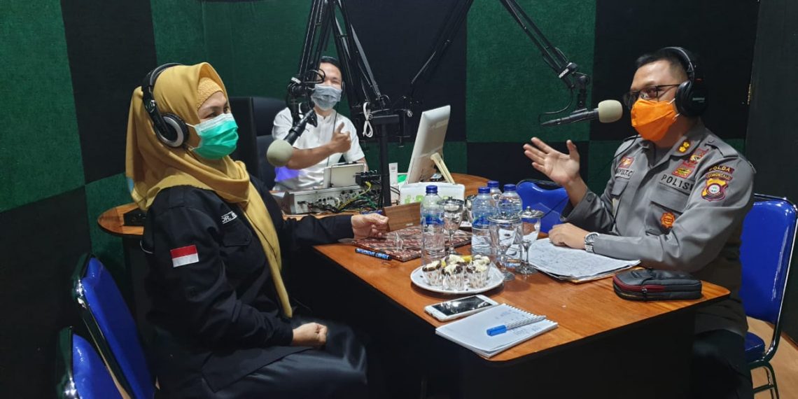 Kabid humas Polda Gorontalo bersama Dinas kesehatan Provinsi Gorontalo saat memberikan himbauan dalam kegiatan talk show. Foto: Humas Polda Gorontalo.