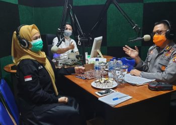 Kabid humas Polda Gorontalo bersama Dinas kesehatan Provinsi Gorontalo saat memberikan himbauan dalam kegiatan talk show. Foto: Humas Polda Gorontalo.