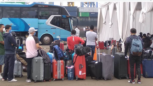 Evakuasi pemulangan TKI ABK MS. Carnival Splendor di Dermaga JICT 2  Tanjung Priok Jakarta Utara, Kamis (30/4/2020). Foto Dispenal.