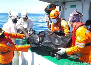 Tim Basarnas Gorontalo mengevakuasi mayat yang memngapung di perairan Batudaa Pantai, Kabupaten Gorontalo, Kamis (23/4/2020). Foto Humas basarnas Gorontalo.