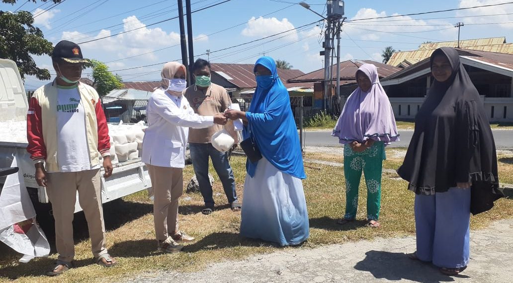 Anggota DPRD Kota Gorontalo dari Fraksi Partai Gerindra, Masni Dubaili, menyalurkan bantuan sembako bagi ratusan warga terdampak wabah pandemi Covid-19, di Daerah Pemilihan Kecamatan Dungingi dan Kota Barat, Jumat (17/4/2020).