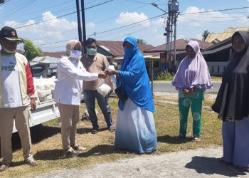 Anggota DPRD Kota Gorontalo dari Fraksi Partai Gerindra, Masni Dubaili, menyalurkan bantuan sembako bagi ratusan warga terdampak wabah pandemi Covid-19, di Daerah Pemilihan Kecamatan Dungingi dan Kota Barat, Jumat (17/4/2020).
