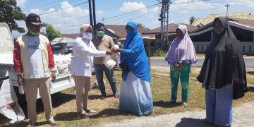 Anggota DPRD Kota Gorontalo dari Fraksi Partai Gerindra, Masni Dubaili, menyalurkan bantuan sembako bagi ratusan warga terdampak wabah pandemi Covid-19, di Daerah Pemilihan Kecamatan Dungingi dan Kota Barat, Jumat (17/4/2020).