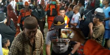 Tim Basarnas Provinsi Gorontalo saat mengevakuasi korban yang hilang di Sungai Bolango lada Kamis (3/4/2020).