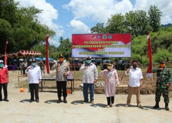 Foto bersama usai peletakan batu pertama pembangunan Kodim Boalemo.